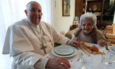 El papa Francisco junto a su prima Carla Rebezzana. Foto: Infobae