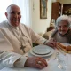 El papa Francisco junto a su prima Carla Rebezzana. Foto: Infobae