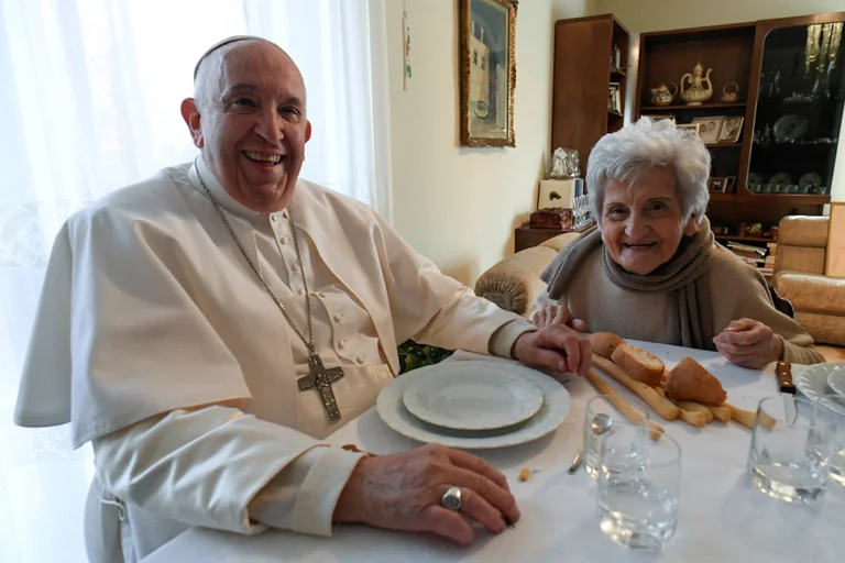 El papa Francisco junto a su prima Carla Rebezzana. Foto: Infobae