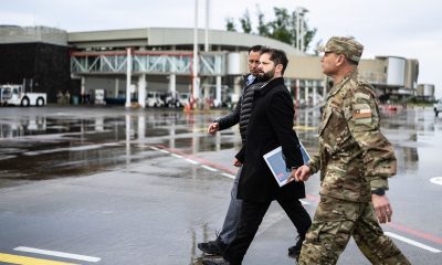 El presidente chileno comienza una gira de dos días por el sur del país ante los desplantes de los grupos radicales: “Ahora el colonialismo y el capitalismo se presentan con aires progresistas” Gabriel Boric, a su llegada a la Araucanía, epicentro del conflicto entre el pueblo mapuche y el Estado chileno. Gabriel Boric, a su llegada a la Araucanía, epicentro del conflicto entre el pueblo mapuche y el Estado chileno. PRESIDENCIA DE CHILE ROCÍO MONTES Santiago de Chile - 10 NOV 2022 - 10:35 PYST A ocho meses de su llegada a La Moneda, el presidente de Chile, Gabriel Boric, ha emprendido este jueves su primera gira a La Araucanía, la región de reclamo mapuche azotada por la violencia. Tanto los habitantes de la zona como la oposición y diversos líderes de opinión le habían pedido desde el comienzo de su mandato que visitara este territorio del sur de Chile, justamente por la señal que representa la llegada de la máxima autoridad del Estado en un lugar que enfrenta un conflicto que se ha vuelto muy complejo en los últimos años. Junto con la demanda indígena por las tierras, en La Araucanía y sus regiones aledañas se sufren secuestros, atentados, robo de madera, infiltración del narcotráfico, brotes de grupos de seguridad paralelos, enfrentamientos con la policía y, en definitiva, una sensación permanente de inseguridad, junto con la pobreza que afecta a la población. En lo que va del año, se han registrado al menos ocho muertos de la llamada violencia rural. En determinadas zonas el Estado no puede ingresar. Es lo que quedó demostrado cuando, a poco de asumir, en marzo, la primera ministra del Interior de Boric, Izkia Siches, llegó a la zona y trató de ingresar a la comunidad mapuche Temucuicui. Fue recibida con balazos y la comitiva tuvo que retroceder. Este hecho representó el principio del fin de Siches en el cargo —fue removida en septiembre— y paralizó cualquier posible visita de Boric a la región. Hasta ahora. Es una gira de dos días que ha arrancado este jueves, el presidente visitará las localidades de Temuco, Angol, Villarrica y Lonquimay. Boric está acompañado por los ministros de Obras Públicas, de la Secretaría General de la Presidencia y de Interior, la socialista Carolina Tohá, que asumió hace dos meses en reemplazo de Siches, además del general director de Carabineros, Ricardo Yáñez. Su Gobierno arrancó con la disposición a dialogar con todos los protagonistas del conflicto, incluso con los violentos, y Tohá ha llegado a conducir políticamente el problema de la inseguridad pública con mayor firmeza. “Para defender la lucha que da el pueblo mapuche para ser reconocido y para tener sus tierras, hay que defender que eso no válida las acciones violentas o armadas. Poner ese límite no es contradecir estas convicciones profundas de la izquierda, sino la forma de poder defenderlas”, aseguró el fin de semana a EL PAÍS la ministra del Interior, que visitó La Araucanía en su primer mes en el cargo. El principal grupo radical que opera en la zona desde fines de los años noventa, la Coordinadora Arauco Malleco, la CAM, envió nuevamente un duro mensaje al presidente en la previa del viaje. La agrupación, liderada por Héctor Llaitul, encarcelado desde el 25 de agosto por infracciones a la Ley de Seguridad del Estado, criticó el operativo de seguridad dispuesto para el mandatario y a los mapuches dispuestos a dialogar con el Gobierno. La CAM criticó en duros términos a la izquierda: “Para nosotros, nada ha cambiado. Por el contrario, ahora el colonialismo y el capitalismo se presentan con aires ‘progresistas’, reacomodándose en el Wallmapu para continuar con el saqueo, la criminalización, la represión, el asesinato y el encarcelamiento de nuestros weichafe [combatientes], verdaderos revolucionarios que no se someten a esta pseudoizquierda artera y traidora del movimiento mapuche autonomista”. Para esta agrupación, la visita de Boric “forma parte de una estrategia del actual Gobierno, que busca legitimarse frente a sectores que aceptan las migajas institucionales de un sistema en crisis”. En el comunicado difundido el miércoles, se llamó a continuar con sus acciones violentas: “Nuestro llamado es a repudiar y combatir esta estrategia y a no caer en las trampas del Gobierno. Mientras por arriba la pseudoizquierda cocina sus acuerdos, el movimiento mapuche autonomista debe seguir el camino del weychan [lucha], profundizar su estrategia, expandir el control territorial y expulsar a las expresiones capitalistas del Wallmapu. ¡Con sabotaje y resistencia daremos continuidad al proceso de liberación nacional mapuche! ¡Por territorio y autonomía para la nación mapuche!”, aseguraron en el escrito. En una zona donde la CAM no opera en solitario, porque se han sumado nuevas organizaciones radicales, el viaje del presidente a La Araucanía fue antecedido este miércoles por dos ataques incendiarios, en los municipios de Lautaro y Lonquimay, mientras que esta madrugada se registró el incendio de una escuela en Curacautín y en una iglesia de Villa Cautín, el derribo de árboles en la principal carretera que une el país a la altura de Angol, junto con cortes de camino entre esta localidad y Collipulli. Ante los hechos de violencia por la llegada de Boric, Tohá declaró: “Cuando el presidente de la República se desplaza por el territorio, no lo hace en virtud de amenazas, lo hace en virtud de su rol de Jefe de Estado, de autoridad en todo el territorio de la República y, en esa medida, tenemos la seguridad de que vamos a poder tener una presencia que permita desplegar la agenda”, dijo sobre esta gira donde, se calcula, unos 300 efectivos policiales estarán operativos en la zona. En estos ocho meses de mandato, el Gobierno ha variado sus posturas respecto de La Araucanía. Parece haber sido superada la etapa en que La Moneda buscaba dialogar con todos los protagonistas, incluso con la CAM, que nunca ha estado dispuesta a conversar. En agosto salió del Gabinete la ministra de Desarrollo Social, Jeanette Vega, que a través de una asesora intentó un diálogo directo con Llaitul, vía telefónica, que según el Gobierno no había sido autorizado. La Moneda ha variado con respecto a la Ley de Seguridad del Estado, que no quería aplicar en un comienzo para controlar el conflicto en La Araucanía. Cuando el líder de la CAM aseguró que había que “canalizar la violencia hacia un sabotaje muy bien dirigido, hacia insumos, hacia maquinarias”, el Gobierno decidió a ampliar una querella interpuesta por la Administración de Sebastián Piñera en 2018, lo que permitió el encarcelamiento de Llaitul. Algo similar ocurre con el decreto de estado de excepción constitucional de emergencia, que permite la actuación de los militares en la zona. Aunque el mandatario votó en contra como diputado a esta medida y se opuso a ella en su campaña presidencial, está vigente en La Araucanía desde mayo pasado. Foto: El País.