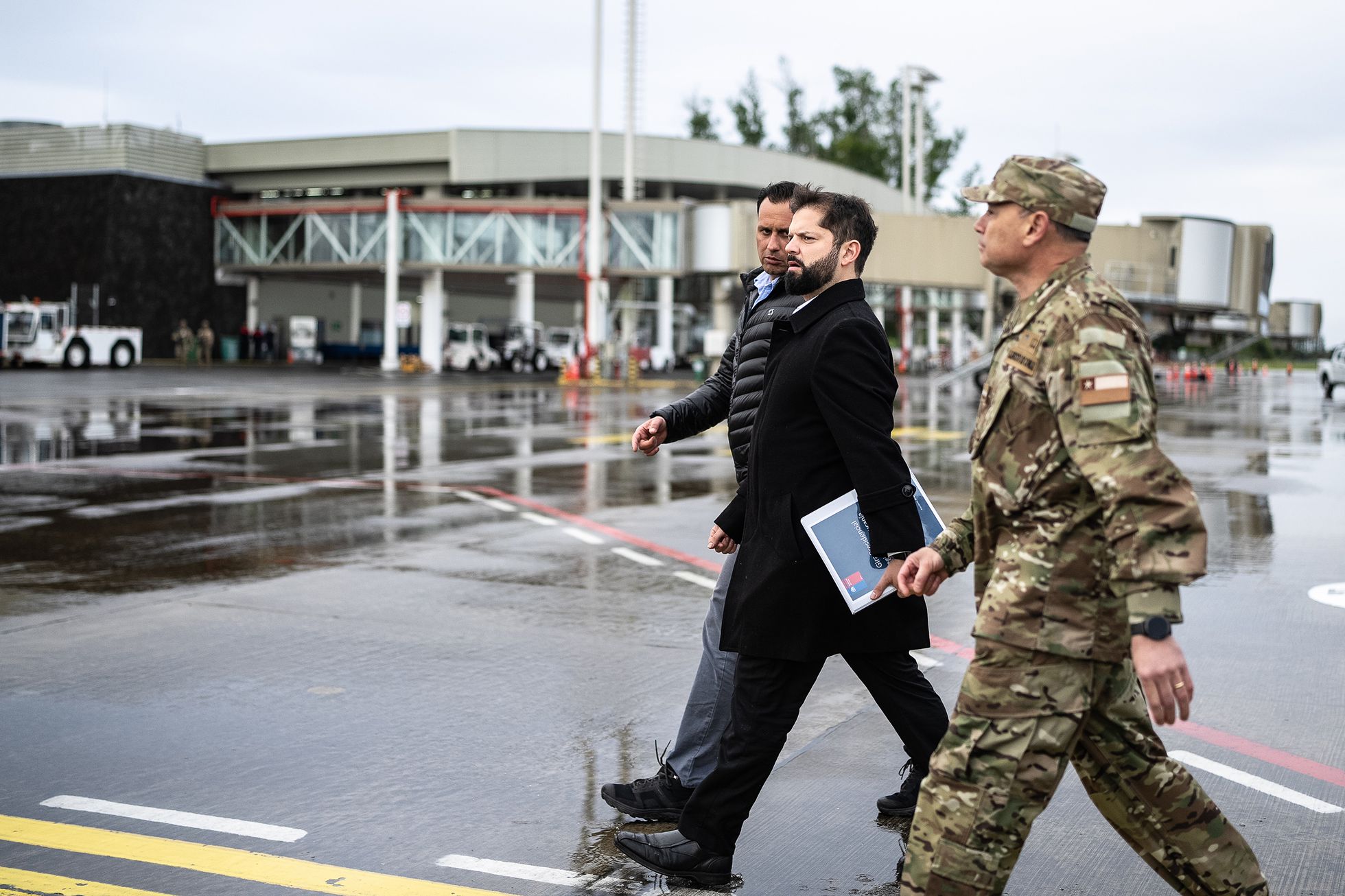 El presidente chileno comienza una gira de dos días por el sur del país ante los desplantes de los grupos radicales: “Ahora el colonialismo y el capitalismo se presentan con aires progresistas” Gabriel Boric, a su llegada a la Araucanía, epicentro del conflicto entre el pueblo mapuche y el Estado chileno. Gabriel Boric, a su llegada a la Araucanía, epicentro del conflicto entre el pueblo mapuche y el Estado chileno. PRESIDENCIA DE CHILE ROCÍO MONTES Santiago de Chile - 10 NOV 2022 - 10:35 PYST A ocho meses de su llegada a La Moneda, el presidente de Chile, Gabriel Boric, ha emprendido este jueves su primera gira a La Araucanía, la región de reclamo mapuche azotada por la violencia. Tanto los habitantes de la zona como la oposición y diversos líderes de opinión le habían pedido desde el comienzo de su mandato que visitara este territorio del sur de Chile, justamente por la señal que representa la llegada de la máxima autoridad del Estado en un lugar que enfrenta un conflicto que se ha vuelto muy complejo en los últimos años. Junto con la demanda indígena por las tierras, en La Araucanía y sus regiones aledañas se sufren secuestros, atentados, robo de madera, infiltración del narcotráfico, brotes de grupos de seguridad paralelos, enfrentamientos con la policía y, en definitiva, una sensación permanente de inseguridad, junto con la pobreza que afecta a la población. En lo que va del año, se han registrado al menos ocho muertos de la llamada violencia rural. En determinadas zonas el Estado no puede ingresar. Es lo que quedó demostrado cuando, a poco de asumir, en marzo, la primera ministra del Interior de Boric, Izkia Siches, llegó a la zona y trató de ingresar a la comunidad mapuche Temucuicui. Fue recibida con balazos y la comitiva tuvo que retroceder. Este hecho representó el principio del fin de Siches en el cargo —fue removida en septiembre— y paralizó cualquier posible visita de Boric a la región. Hasta ahora. Es una gira de dos días que ha arrancado este jueves, el presidente visitará las localidades de Temuco, Angol, Villarrica y Lonquimay. Boric está acompañado por los ministros de Obras Públicas, de la Secretaría General de la Presidencia y de Interior, la socialista Carolina Tohá, que asumió hace dos meses en reemplazo de Siches, además del general director de Carabineros, Ricardo Yáñez. Su Gobierno arrancó con la disposición a dialogar con todos los protagonistas del conflicto, incluso con los violentos, y Tohá ha llegado a conducir políticamente el problema de la inseguridad pública con mayor firmeza. “Para defender la lucha que da el pueblo mapuche para ser reconocido y para tener sus tierras, hay que defender que eso no válida las acciones violentas o armadas. Poner ese límite no es contradecir estas convicciones profundas de la izquierda, sino la forma de poder defenderlas”, aseguró el fin de semana a EL PAÍS la ministra del Interior, que visitó La Araucanía en su primer mes en el cargo. El principal grupo radical que opera en la zona desde fines de los años noventa, la Coordinadora Arauco Malleco, la CAM, envió nuevamente un duro mensaje al presidente en la previa del viaje. La agrupación, liderada por Héctor Llaitul, encarcelado desde el 25 de agosto por infracciones a la Ley de Seguridad del Estado, criticó el operativo de seguridad dispuesto para el mandatario y a los mapuches dispuestos a dialogar con el Gobierno. La CAM criticó en duros términos a la izquierda: “Para nosotros, nada ha cambiado. Por el contrario, ahora el colonialismo y el capitalismo se presentan con aires ‘progresistas’, reacomodándose en el Wallmapu para continuar con el saqueo, la criminalización, la represión, el asesinato y el encarcelamiento de nuestros weichafe [combatientes], verdaderos revolucionarios que no se someten a esta pseudoizquierda artera y traidora del movimiento mapuche autonomista”. Para esta agrupación, la visita de Boric “forma parte de una estrategia del actual Gobierno, que busca legitimarse frente a sectores que aceptan las migajas institucionales de un sistema en crisis”. En el comunicado difundido el miércoles, se llamó a continuar con sus acciones violentas: “Nuestro llamado es a repudiar y combatir esta estrategia y a no caer en las trampas del Gobierno. Mientras por arriba la pseudoizquierda cocina sus acuerdos, el movimiento mapuche autonomista debe seguir el camino del weychan [lucha], profundizar su estrategia, expandir el control territorial y expulsar a las expresiones capitalistas del Wallmapu. ¡Con sabotaje y resistencia daremos continuidad al proceso de liberación nacional mapuche! ¡Por territorio y autonomía para la nación mapuche!”, aseguraron en el escrito. En una zona donde la CAM no opera en solitario, porque se han sumado nuevas organizaciones radicales, el viaje del presidente a La Araucanía fue antecedido este miércoles por dos ataques incendiarios, en los municipios de Lautaro y Lonquimay, mientras que esta madrugada se registró el incendio de una escuela en Curacautín y en una iglesia de Villa Cautín, el derribo de árboles en la principal carretera que une el país a la altura de Angol, junto con cortes de camino entre esta localidad y Collipulli. Ante los hechos de violencia por la llegada de Boric, Tohá declaró: “Cuando el presidente de la República se desplaza por el territorio, no lo hace en virtud de amenazas, lo hace en virtud de su rol de Jefe de Estado, de autoridad en todo el territorio de la República y, en esa medida, tenemos la seguridad de que vamos a poder tener una presencia que permita desplegar la agenda”, dijo sobre esta gira donde, se calcula, unos 300 efectivos policiales estarán operativos en la zona. En estos ocho meses de mandato, el Gobierno ha variado sus posturas respecto de La Araucanía. Parece haber sido superada la etapa en que La Moneda buscaba dialogar con todos los protagonistas, incluso con la CAM, que nunca ha estado dispuesta a conversar. En agosto salió del Gabinete la ministra de Desarrollo Social, Jeanette Vega, que a través de una asesora intentó un diálogo directo con Llaitul, vía telefónica, que según el Gobierno no había sido autorizado. La Moneda ha variado con respecto a la Ley de Seguridad del Estado, que no quería aplicar en un comienzo para controlar el conflicto en La Araucanía. Cuando el líder de la CAM aseguró que había que “canalizar la violencia hacia un sabotaje muy bien dirigido, hacia insumos, hacia maquinarias”, el Gobierno decidió a ampliar una querella interpuesta por la Administración de Sebastián Piñera en 2018, lo que permitió el encarcelamiento de Llaitul. Algo similar ocurre con el decreto de estado de excepción constitucional de emergencia, que permite la actuación de los militares en la zona. Aunque el mandatario votó en contra como diputado a esta medida y se opuso a ella en su campaña presidencial, está vigente en La Araucanía desde mayo pasado. Foto: El País.