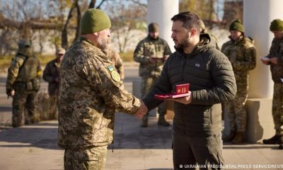 El presidente ucraniano, Volodimir Zelenski, saluda a un miembro de su Ejército en Jersón. Foto: DW.