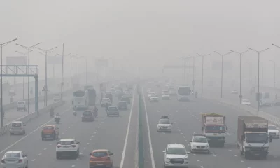 El tráfico se mueve a lo largo de una carretera envuelta en un fuerte smog en Nueva Delhi, India, 3 de noviembre de 2022. Foto: Infobae