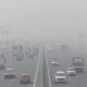 El tráfico se mueve a lo largo de una carretera envuelta en un fuerte smog en Nueva Delhi, India, 3 de noviembre de 2022. Foto: Infobae