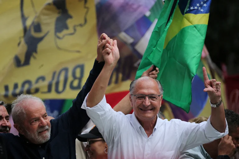 El vicepresidente electo, Geraldo Alckmin, junto a Lula en uno de los actos de campaña de Porto Alegre. Foto: Infobae