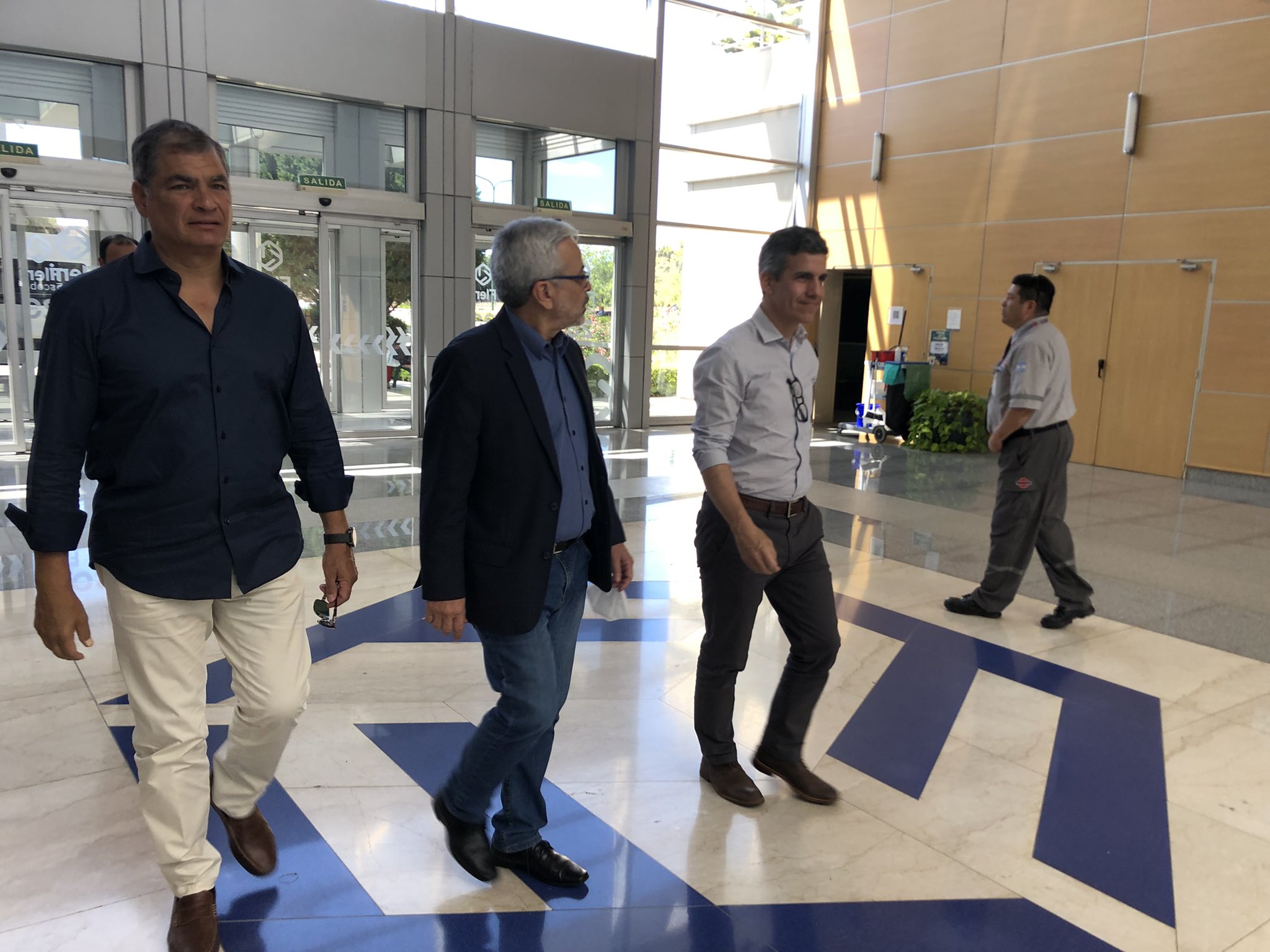 El exmandatario de Ecuador, Rafael Correa visitó a Lugo, en Buenos Aires. Foto: Twitter.