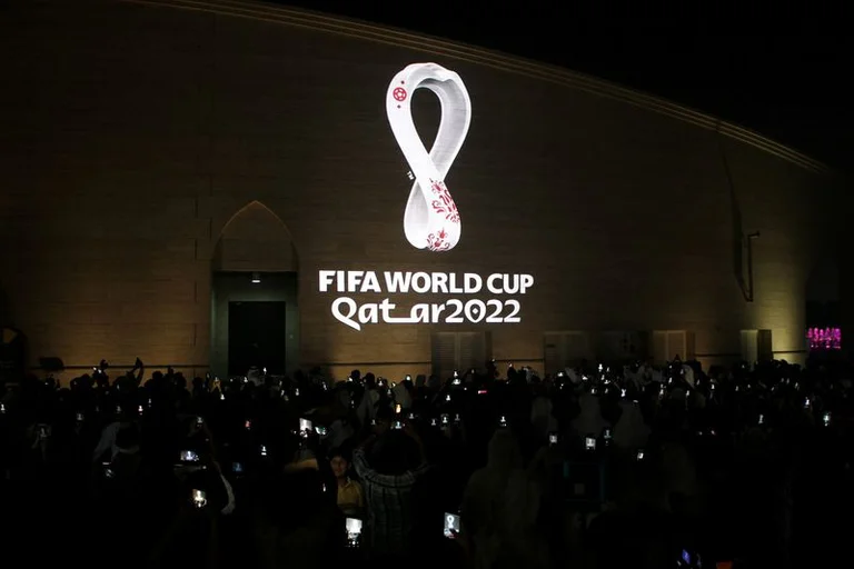 Foto de archivo del logo oficial del Mundial de Qatar 2022 en la pared de un anfiteatro en Doha en septiembre de 2019. Foto: Infobae.