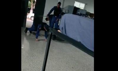 Momento en que un uniformado golpea a otro en la Agrupación Especializada. (Captura video)