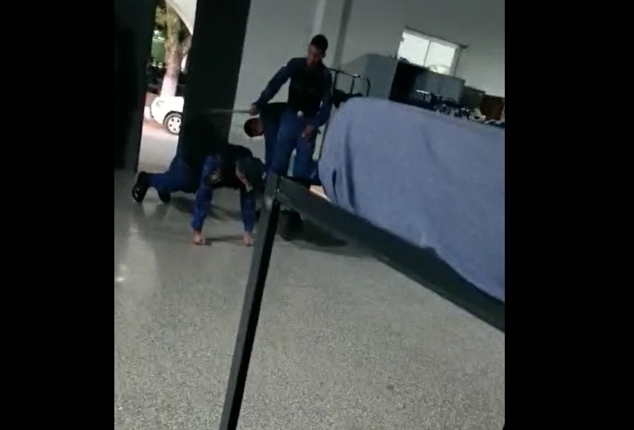 Momento en que un uniformado golpea a otro en la Agrupación Especializada. (Captura video)