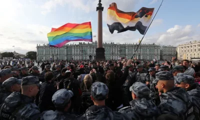 Agentes de la ley cierran el paso a los participantes en una manifestación por los derechos de la comunidad LGBTQ en el centro de San Petersburgo, Rusia. Foto: Infobae