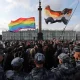 Agentes de la ley cierran el paso a los participantes en una manifestación por los derechos de la comunidad LGBTQ en el centro de San Petersburgo, Rusia. Foto: Infobae