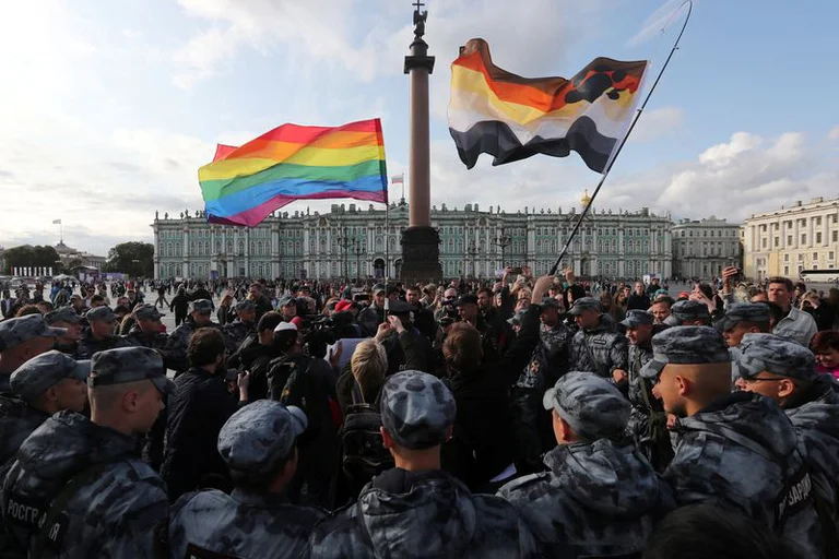 Agentes de la ley cierran el paso a los participantes en una manifestación por los derechos de la comunidad LGBTQ en el centro de San Petersburgo, Rusia. Foto: Infobae