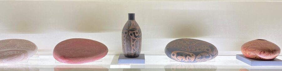 Piezas de la serie payaguá. Detalle de la vitrina museo Julián de la Herrería © Foto digital. María Blanco, 2021