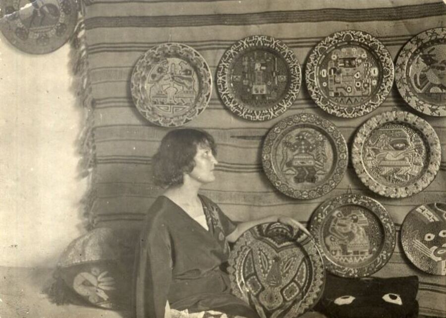 Josefina posando en el interior de su casa, Manises. Positivo en gelatina de plata. Ca. 1935. ©AECID. (Nº Inv. CA 5421).