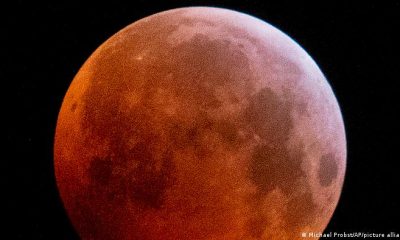 La Luna adopta un color rojizo durante el eclipse lunar. Foto: DW.