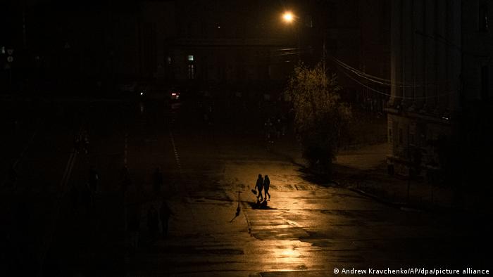 La gente cruza una calle durante un corte de energía en Kiev. Foto: DW.