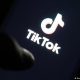 Logo de TikTok en fondo negro. Foto: DW