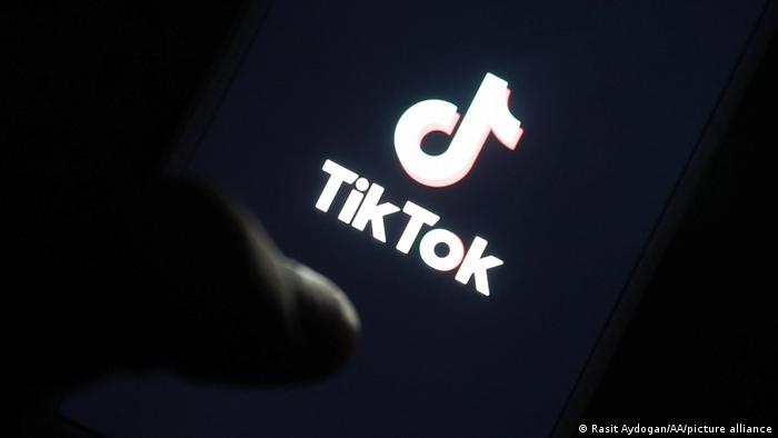 Logo de TikTok en fondo negro. Foto: DW