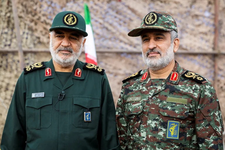 Los dos generales sancionados, Hossein Salami y Amir Ali Hajizadeh. Foto: Infobae.