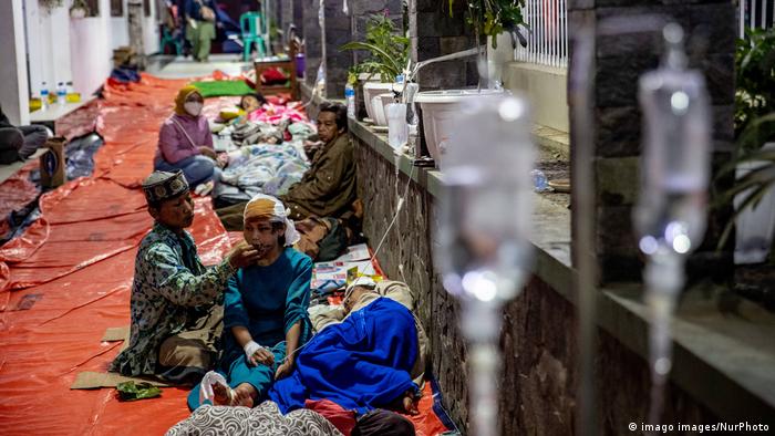 Los médicos atienden a los sobrevivientes al aire libre. Foto: DW