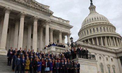 Los nuevos miembros de la Cámara de Representantes posan ante el Capitolio este miércoles en Washington. Foto: El País.