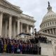 Los nuevos miembros de la Cámara de Representantes posan ante el Capitolio este miércoles en Washington. Foto: El País.