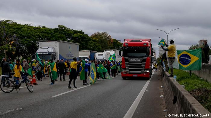 Los simpatizantes del presidente Jair Bolsonaro salieron a las calles en rechazo al triunfo de Lula da Silva. Foto: DW.