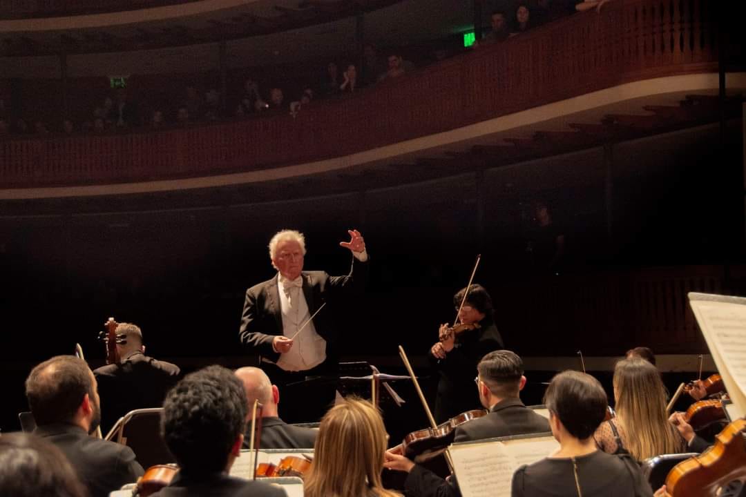 Luis Szarán, maestro de la OSCA. Cortesía