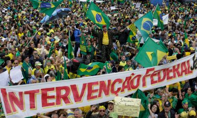 Manifestantes exigen una intervención militar tras la derrota de Jair Bolsonaro en las elecciones, afuera de un cuartel el Ejército en Río de Janeiro. Foto: El País