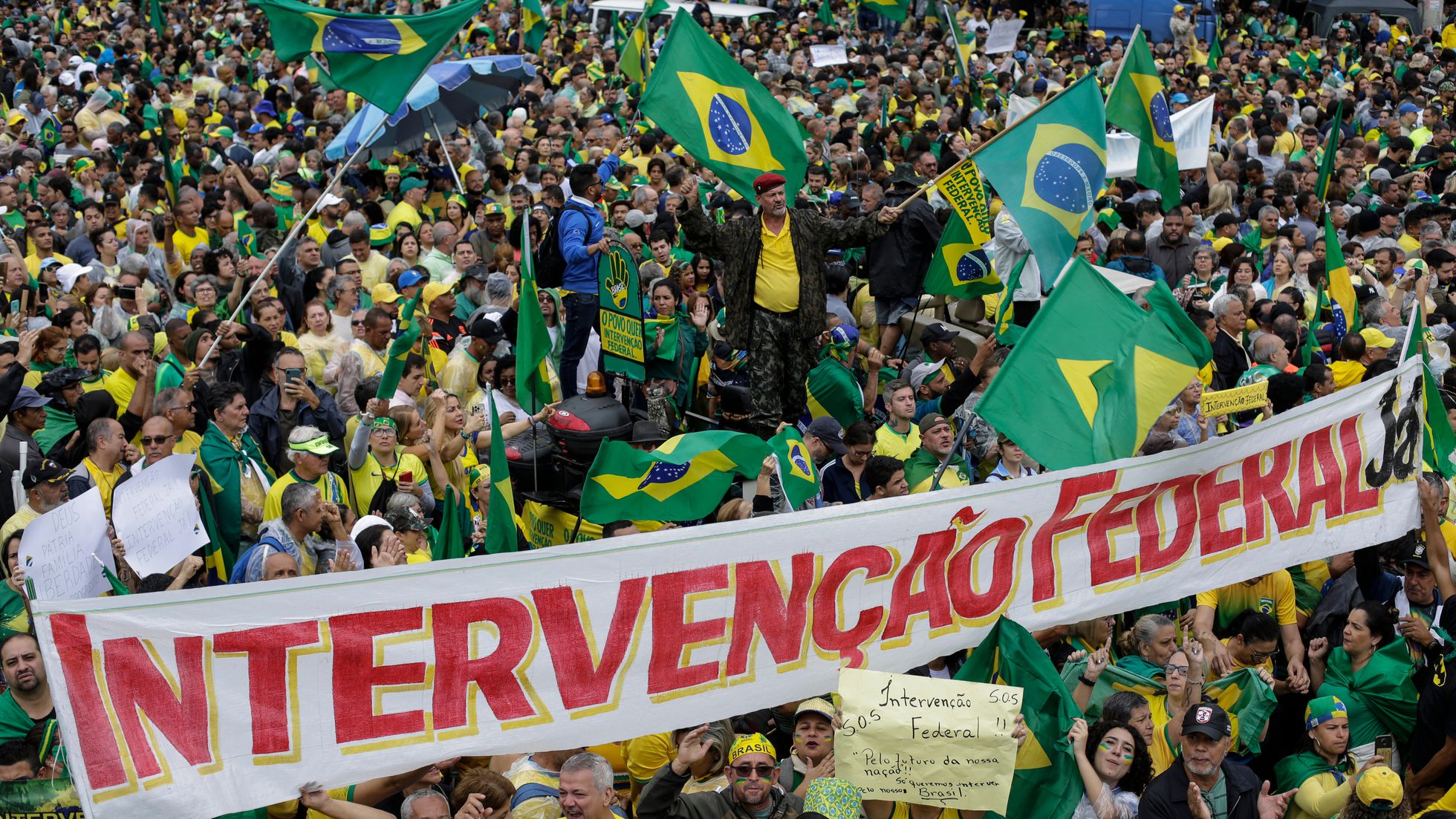 Manifestantes exigen una intervención militar tras la derrota de Jair Bolsonaro en las elecciones, afuera de un cuartel el Ejército en Río de Janeiro. Foto: El País