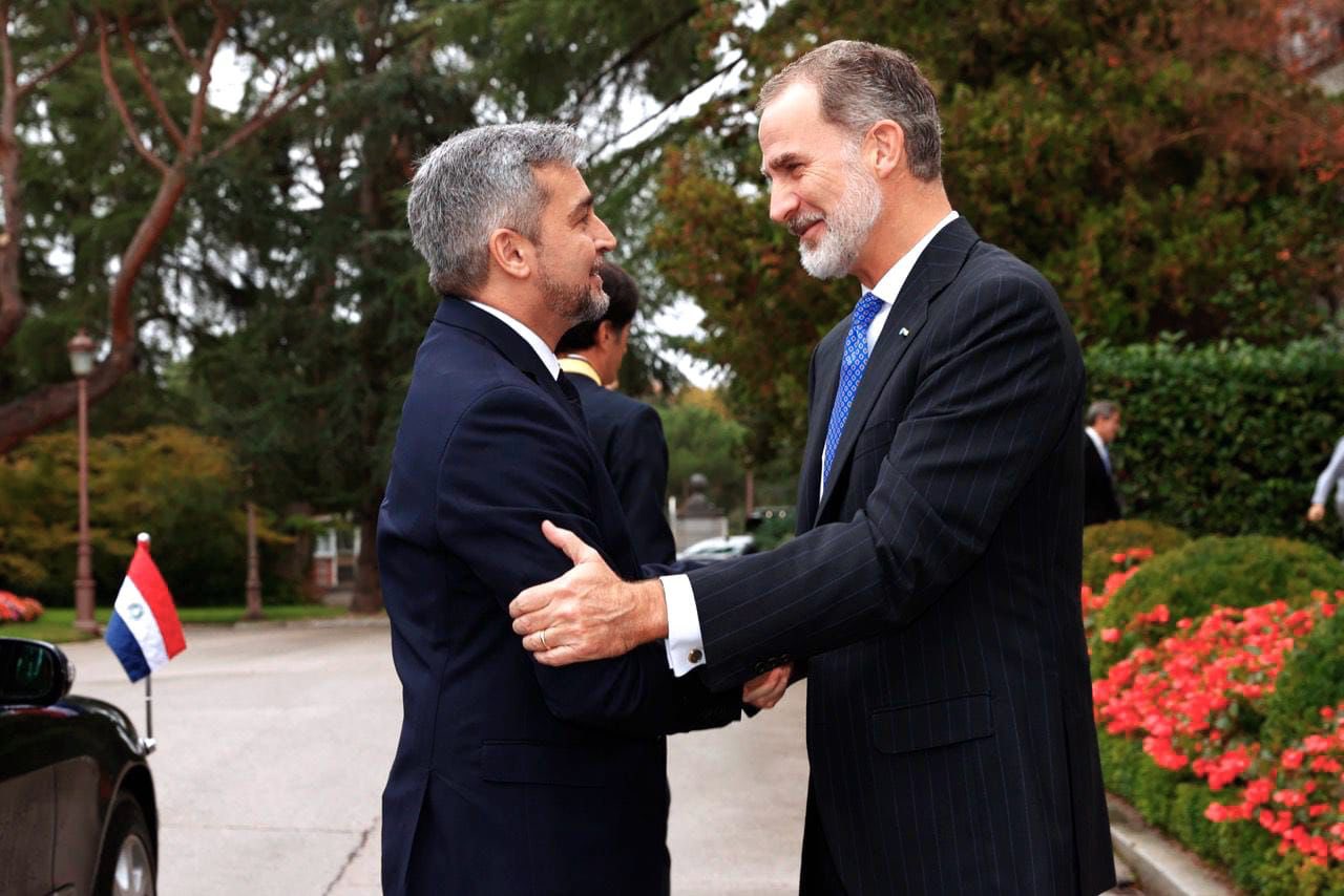 El presidente Mario Abdo Benítez con el rey Felipe VI. Foto: Twitter.