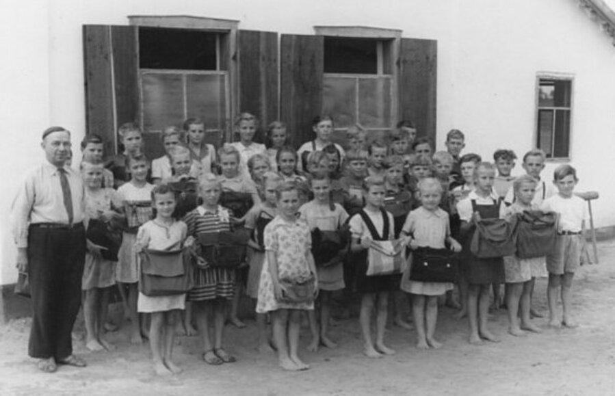 Menonitas en escuela de Filadelfia en 1949. Cortesía