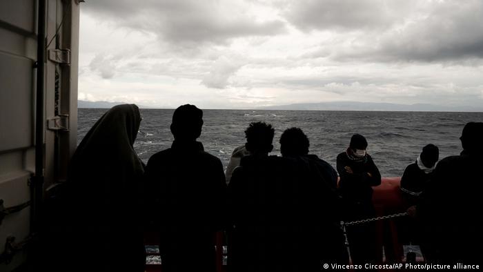 Migrantes a bordo del Ocean Viking frente a Sicilia. Foto: DW.