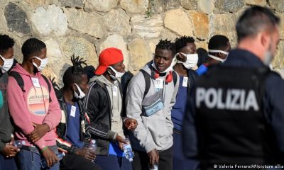 Migrantes rescatados por el barco Rise Above de la ONG alemana Mission Lifeline en el puerto de Reggio Calabria. Foto: DW.