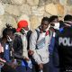 Migrantes rescatados por el barco Rise Above de la ONG alemana Mission Lifeline en el puerto de Reggio Calabria. Foto: DW.