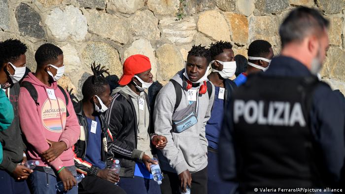 Migrantes rescatados por el barco Rise Above de la ONG alemana Mission Lifeline en el puerto de Reggio Calabria. Foto: DW.