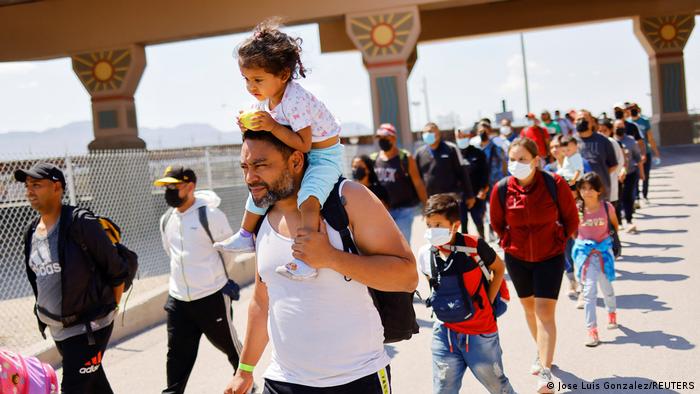 Migrantes venezolanos son devueltos a México por la policía fronteriza de Estados Unidos. Foto: DW