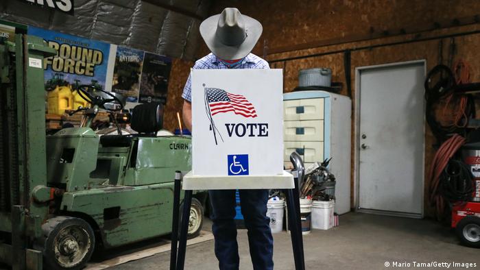 Muchos jóvenes latinos quieren votar por los demócratas en las eleccionese de medio mandato en EE. UU. Foto: DW