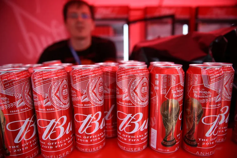 Cerveza a la venta en el Mundial de Rusia 2018. Las autoridades qataríes decidieron esta semana que este año solo se permitirán productos sin alcohol. Foto: Infobae.