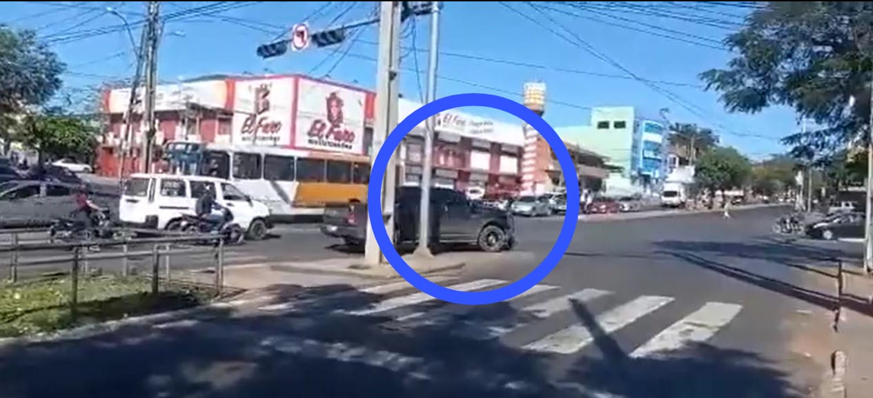 Momento en que el conductor arrastra al agente de Tránsito. Foto: Captura video.
