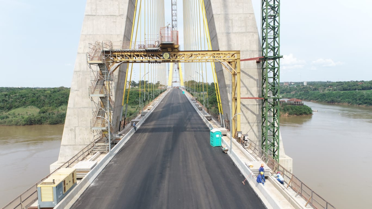 Se realizan los últimos trabajos en el Puente de Integración Paraguay-Brasil. Foto: MOPC.