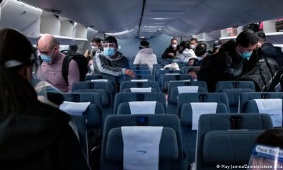 Pasajeros toman asiento en la cabina de un avión de British Airways en Hong Kong. Foto: DW.