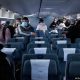 Pasajeros toman asiento en la cabina de un avión de British Airways en Hong Kong. Foto: DW.