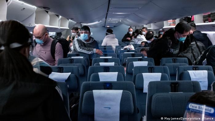 Pasajeros toman asiento en la cabina de un avión de British Airways en Hong Kong. Foto: DW.