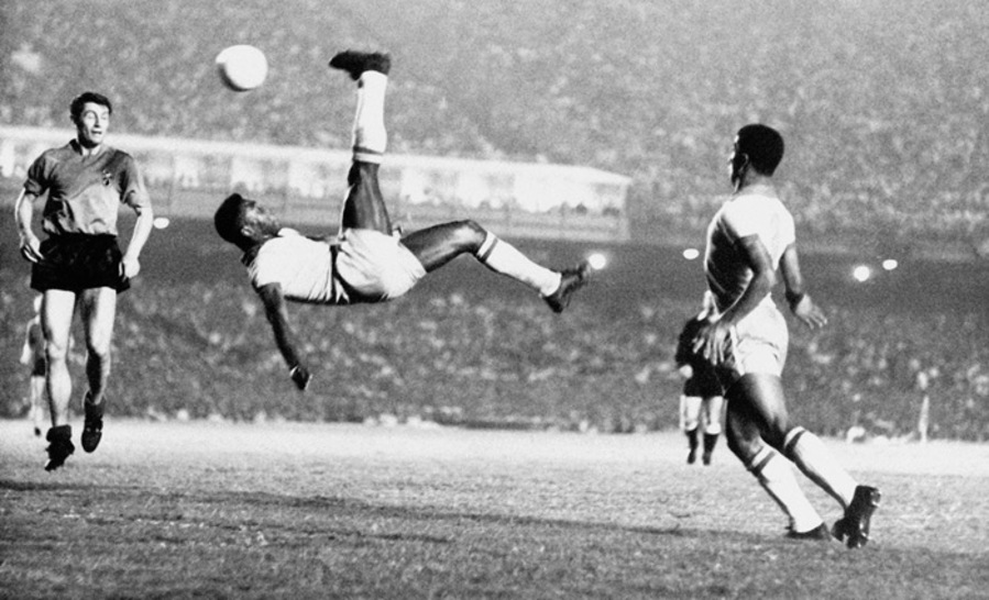 La “chilena” de Pelé, durante el encuentro de Brasil y Bélgica en el Estadio Maracaná (1965). Cortesía