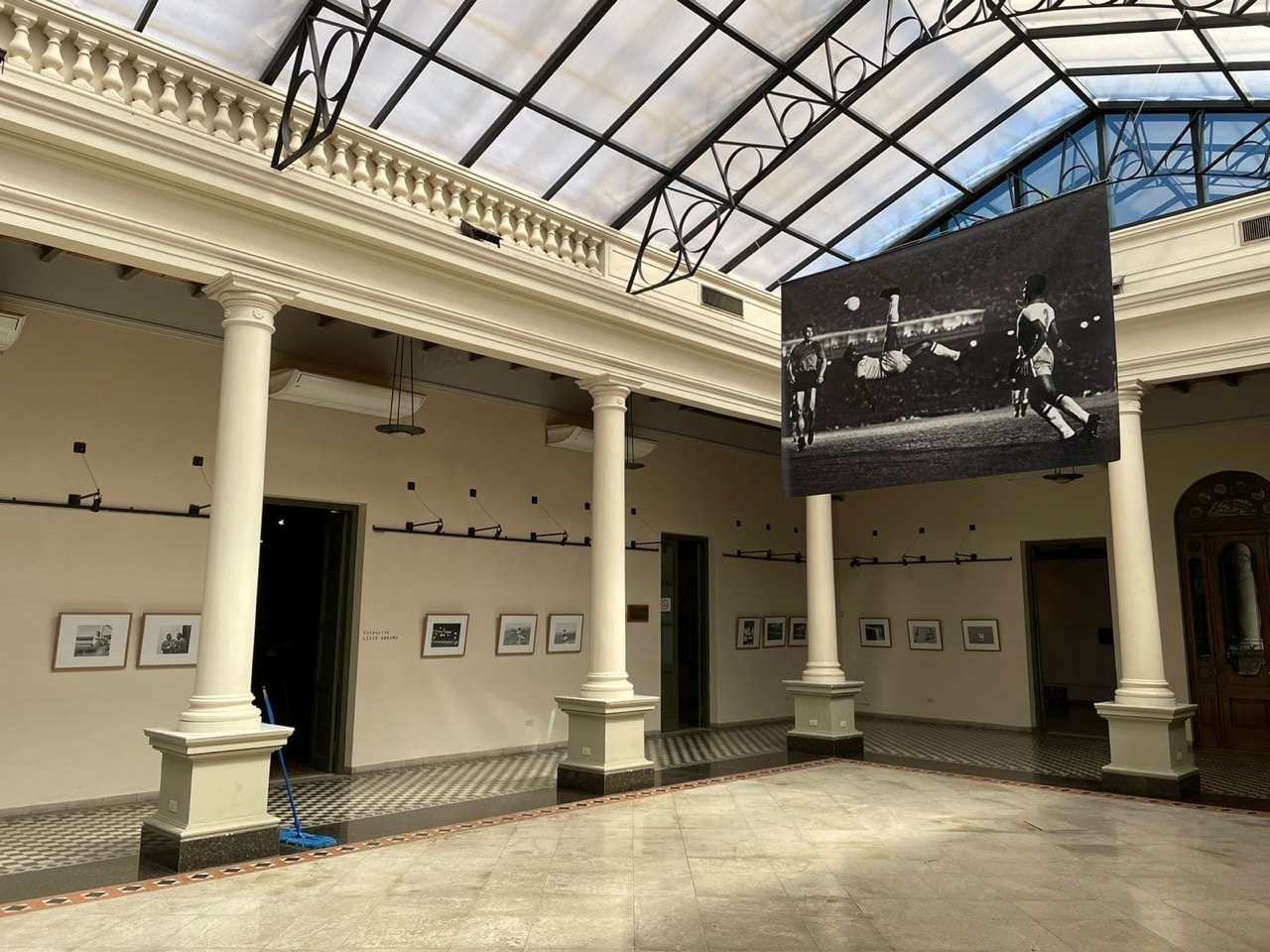 Centro Cultural de la Embajada del Brasil. Alistando la sala para la apertura de la muestra © Fernando Allen