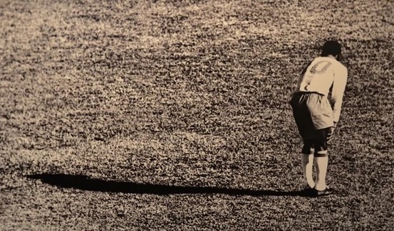 Pelé sale lesionado del campo de juego en Checoslovaquia, 1962. Foto de Alberto Ferreira. Cortesía