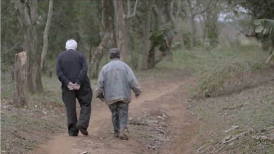 Caminando juntos, Bartomeu Melià y Plutarco López. Fotograma de "Diario Guaraní” (2016)