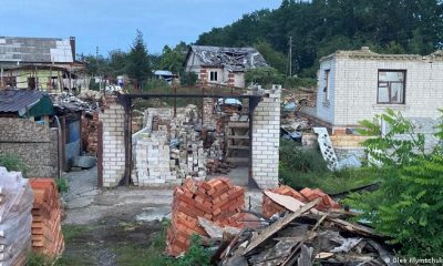 Poco a poco los vecinos reconstruyen sus hogares en Shestovytsya. Foto: DW.