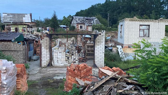 Poco a poco los vecinos reconstruyen sus hogares en Shestovytsya. Foto: DW.